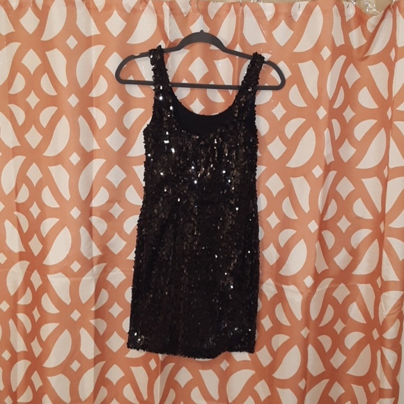 Eye Catching Dress!! 100% Polyester form fitting. - Picture 4 of 5